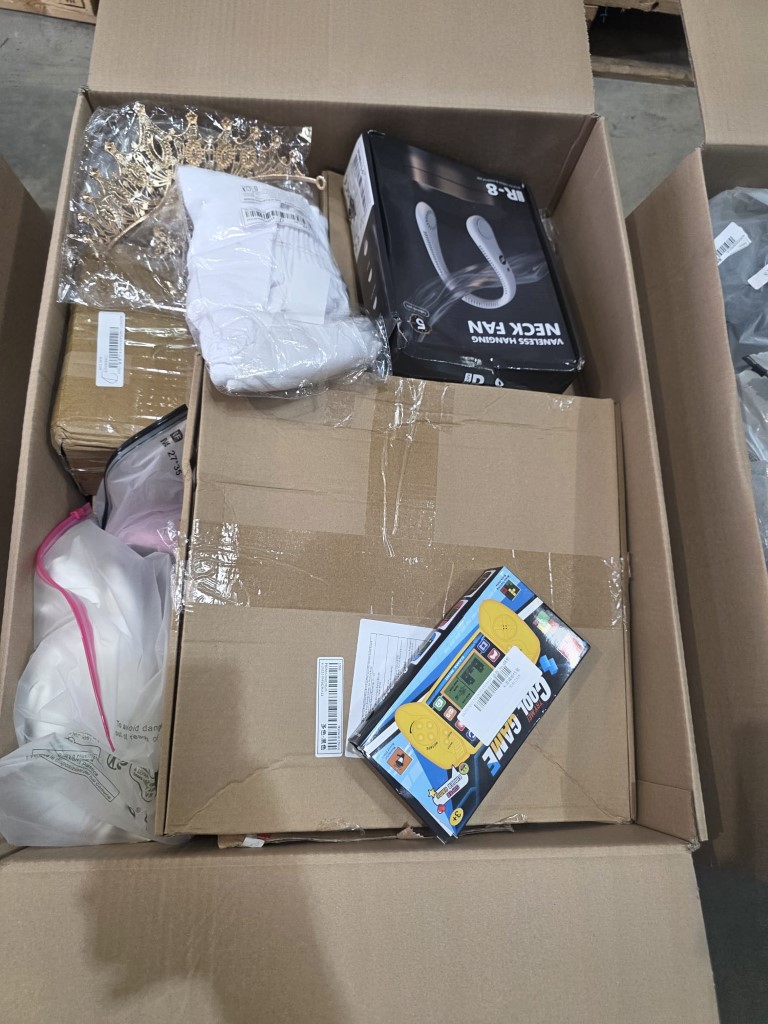 Pallet master box packed with decorative home accessories, candles, and gift sets